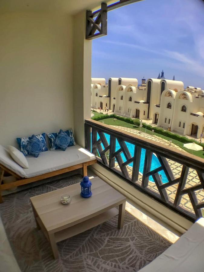 Hotel apartamentowy Luxury Beachfront Studio- Foreign Nationals Only