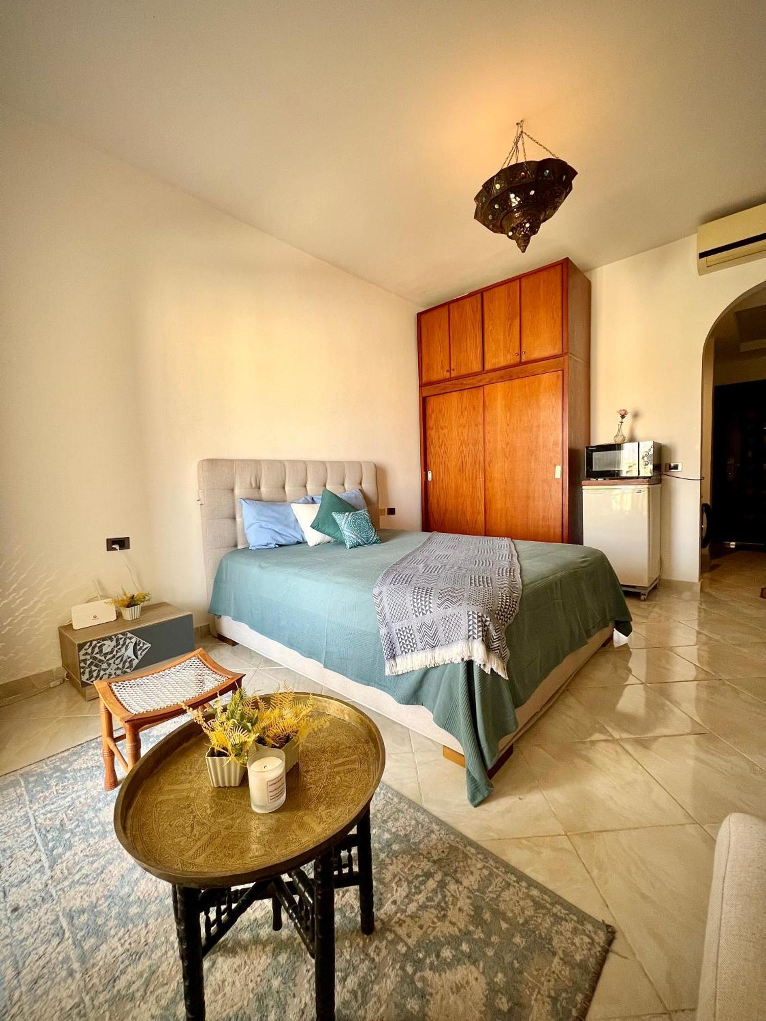 Hotel apartamentowy Luxury Beachfront Studio- Foreign Nationals Only